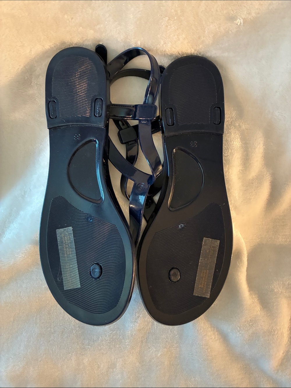 SANDALS Women’s Navy Blue Patterned T-Strap Sandals. SIZE 7 NWOT - Picture 2 of 3